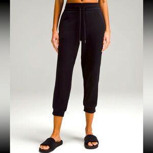 Lululemon cropped size 10 jogger. Worn once